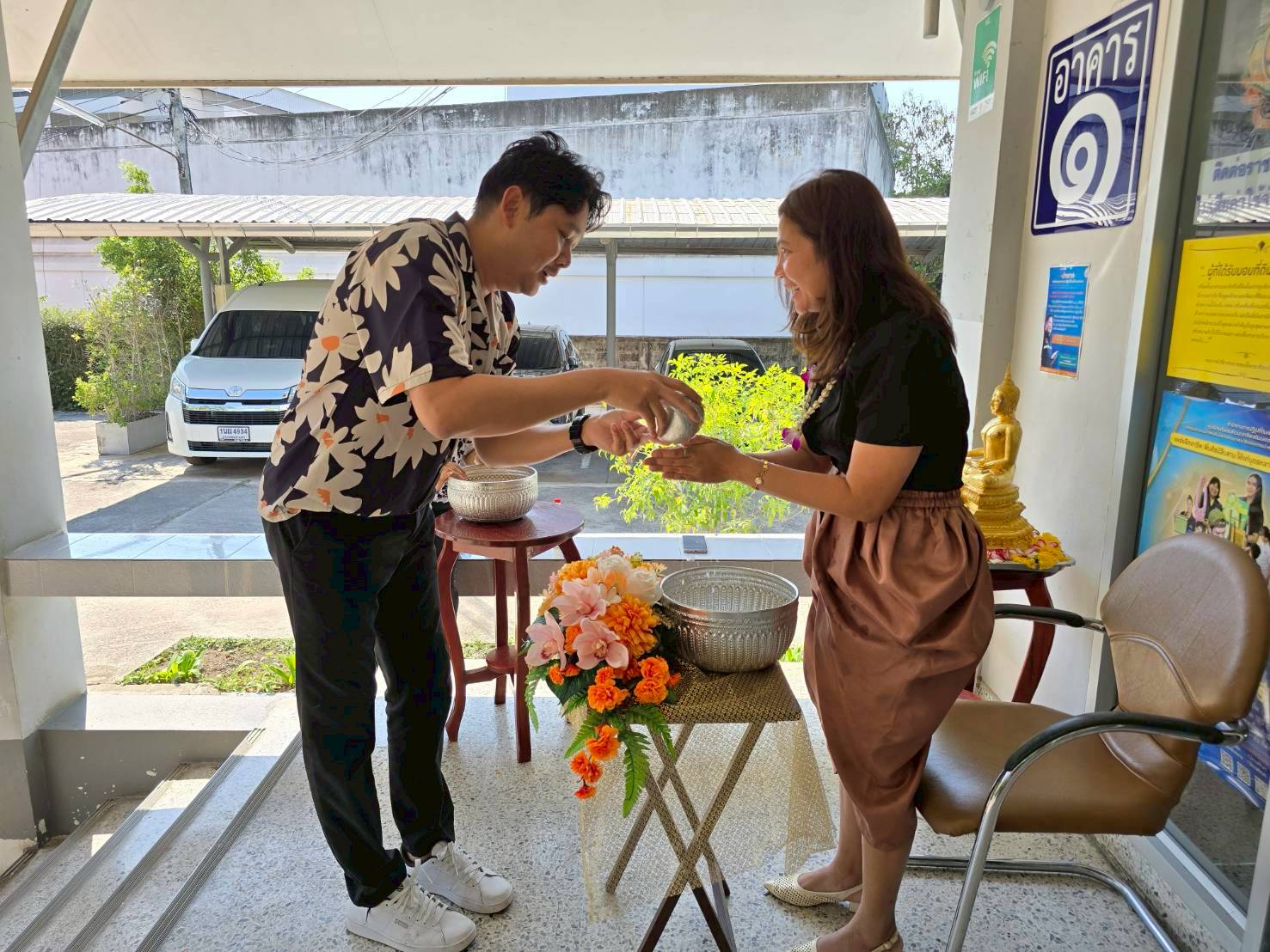 title - สำนักงานการปฏิรูปที่ดินจังหวัดเพชรบุรี ร่วมสืบสานวัฒนธรรม ประเพณีวันสงกรานต์ สรงน้ำพระและ รดน้ำขอพรปฏิรูปที่ดินจังหวัดเพชรบุรี